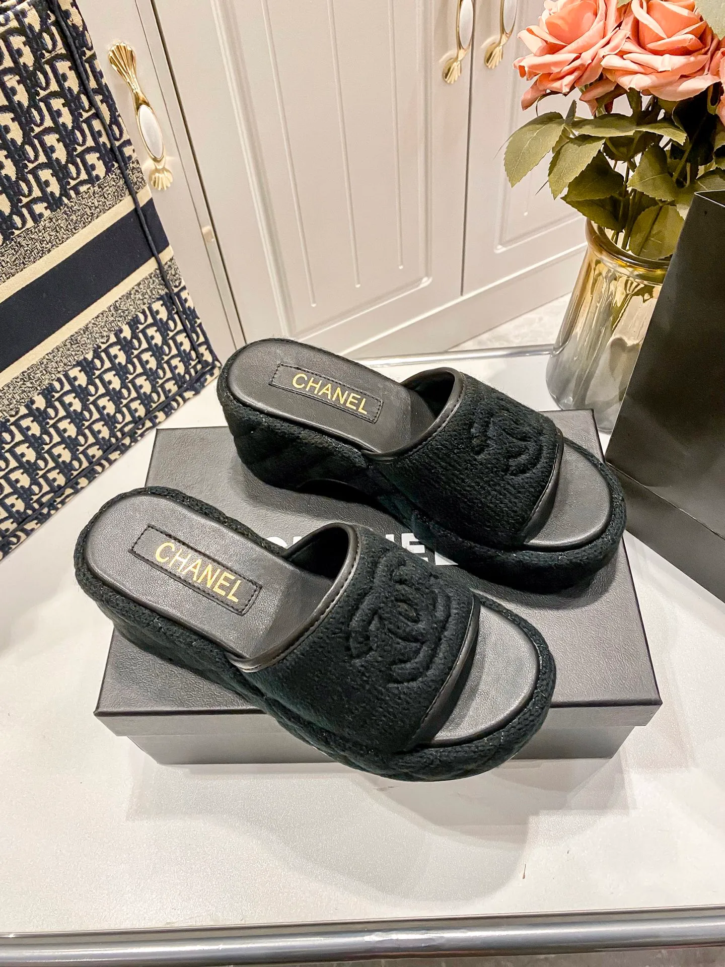 👟👟Ex-factory price 460👟👟Chanel 25C new early spring thick-soled slippers!  Top version! Early release. Thick sole design. 5cm heel height. Makes your legs longer in seconds. Original custom linen for the upper. Sheepskin for foot pads. Original genuine leather outsole. Size: 34-41. Customized. Non-returnable and non-exchangeable.